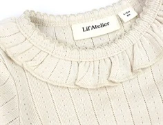 Nærbillede af flæsekant på body fra Lil\' Atelier i sheer bliss